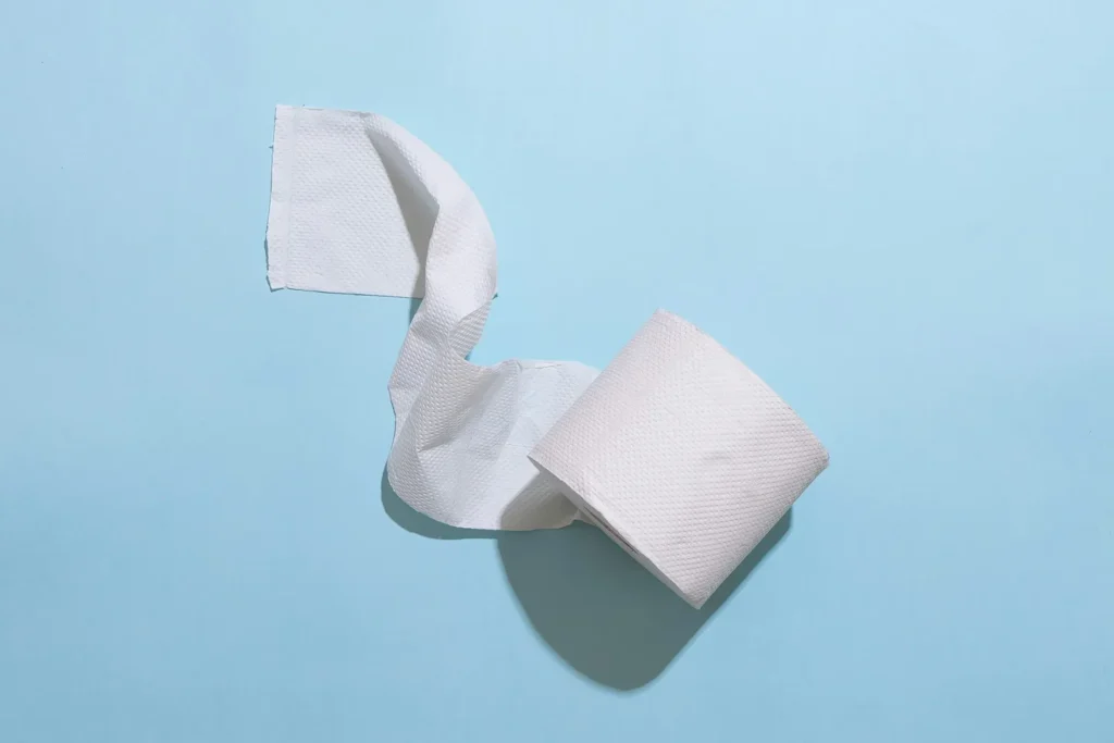 Toilettenpapierrolle vor blauem Hintergrund