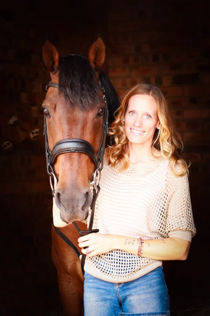 Sonja aus dem Praxisteam mit Pferd