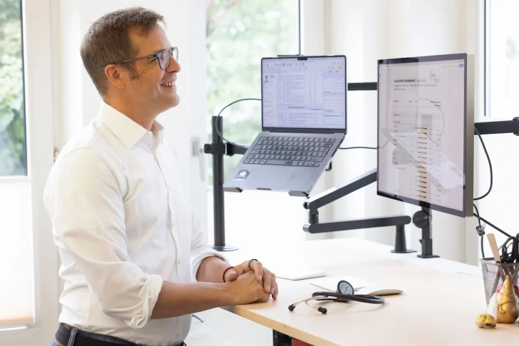 Bastian Hölscher at a desk in the practice